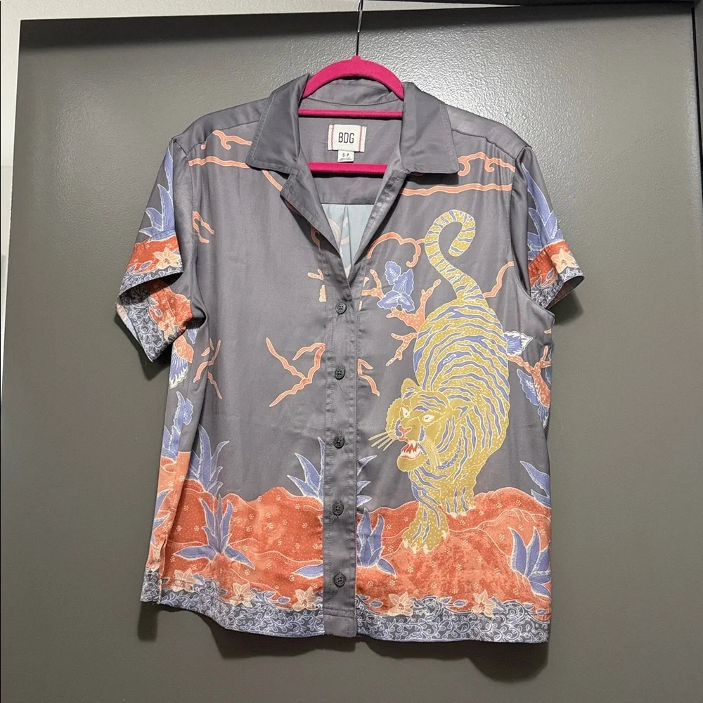 Urban Outfitters BDG Asher Satin Printed Souvenir Short Sleeve Button-Down Shirt - Picture 4 of 8